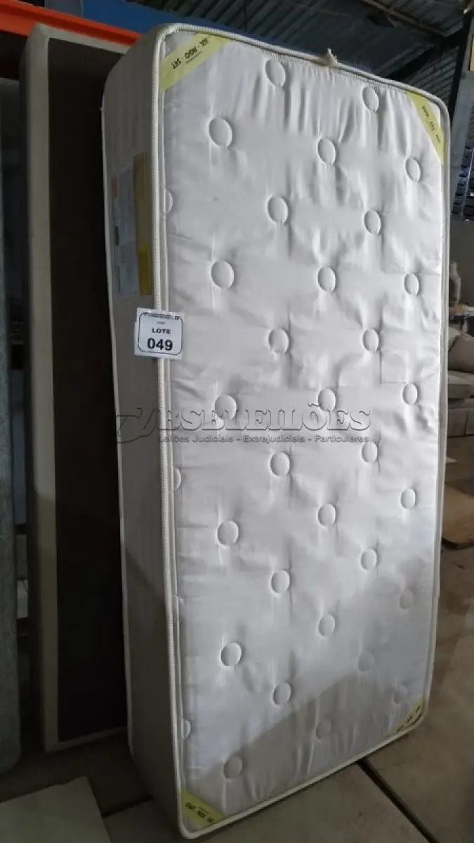 LOTE 049 - 01 COLCHÃO DE SOLTEIRO COM BASE 1,88CM X88 CM. (NO ESTADO EM QUE SE ENCONTRA. SUJEITO A AVARIAS OCULTAS/VISÍVEIS) BJ7493L