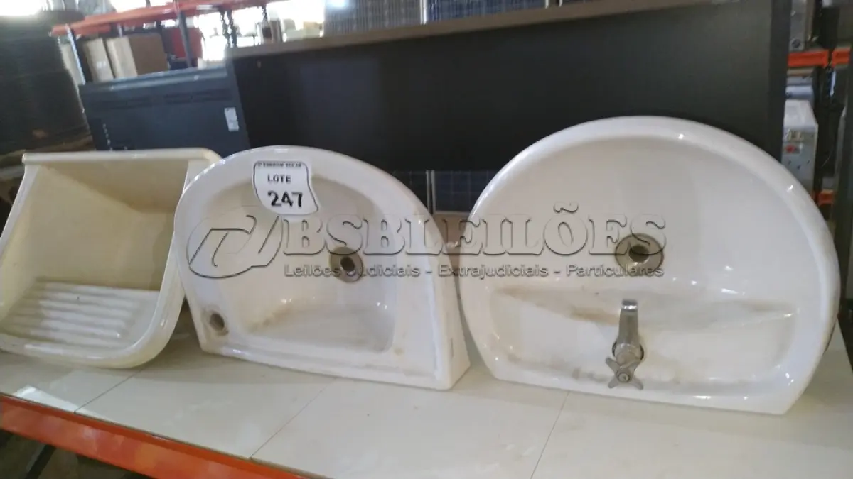 LOTE 247 - 02 PIAS DE CERÂMICA, 01 TANQUE E 01 COLUNA. (NO ESTADO) ATENÇÃO! FAZER A VISITAÇÃO ANTES DE ARREMATAR, NÃO SABEMOS SE FUNCIONA, LEILÃO NÃO TEM GARANTIA E NEM DEVOLUÇÃO, SUJEITO A POSSÍVEIS AVARIAS VISÍVEIS/OCULTAS