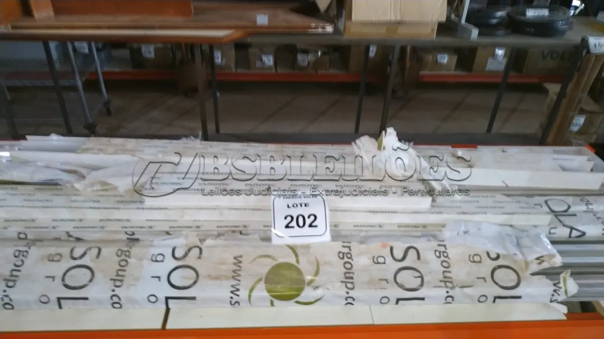 LOTE 202 - 01 LOTE COM PERFIS EM ALUMÍNIO PARA PAINÉIS SOLARES. (NO ESTADO) ATENÇÃO! FAZER A VISITAÇÃO ANTES DE ARREMATAR, NÃO SABEMOS SE FUNCIONA, LEILÃO NÃO TEM GARANTIA E NEM DEVOLUÇÃO, SUJEITO A POSSÍVEIS AVARIAS VISÍVEIS/OCULTAS E/OU AUSÊNCIA DE COMPONENTES.