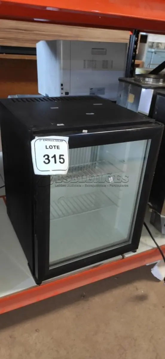 LOTE 315 - 01 FRIGOBAR 50 LITROS DOMETIC. (NO ESTADO) ATENÇÃO! FAZER A VISITAÇÃO ANTES DE ARREMATAR, NÃO SABEMOS SE FUNCIONA, LEILÃO NÃO TEM GARANTIA E NEM DEVOLUÇÃO, SUJEITO A POSSÍVEIS AVARIAS VISÍVEIS/OCULTAS E/OU AUSÊNCIA DE COMPONENTES.