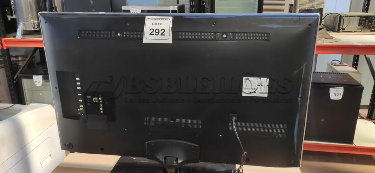 LOTE 292 - 01 TV 46” UM 46F6400 COM CONTROLE. (NO ESTADO) ATENÇÃO! FAZER A VISITAÇÃO ANTES DE ARREMATAR, NÃO SABEMOS SE FUNCIONA, LEILÃO NÃO TEM GARANTIA E NEM DEVOLUÇÃO, SUJEITO A POSSÍVEIS AVARIAS VISÍVEIS/OCULTAS E/OU AUSÊNCIA DE COMPONENTES.