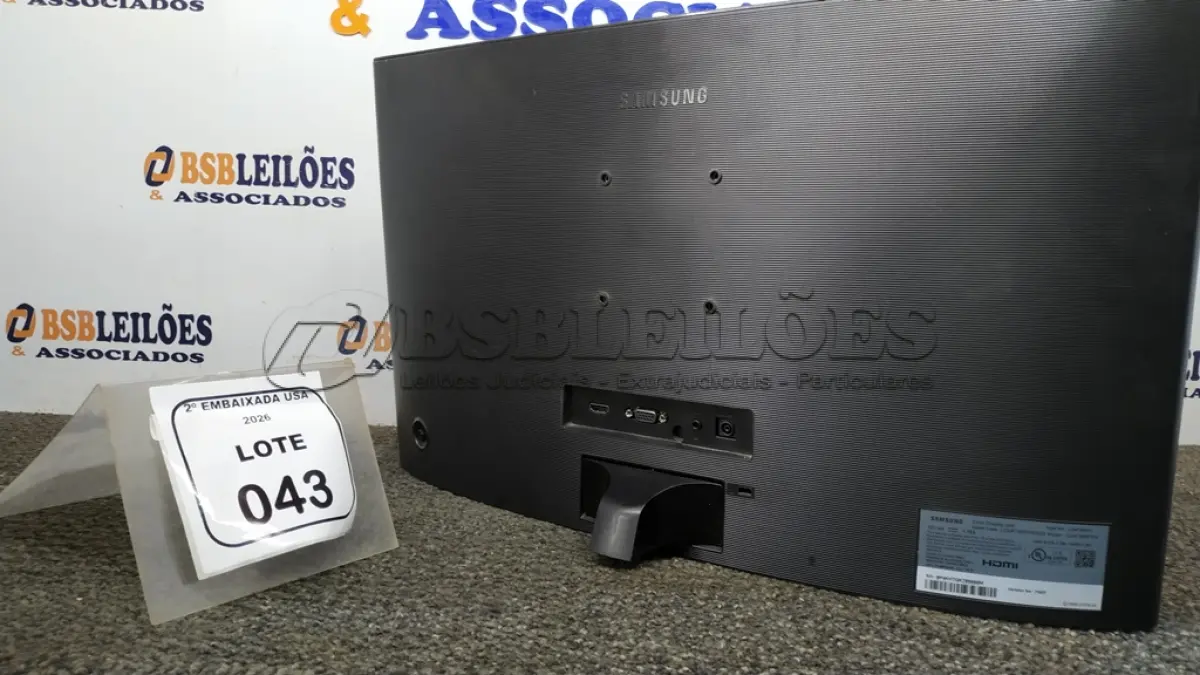 LOTE 043 - 01 MONITOR 24” TELA CURVA SEM PÉ MARCA SAMSUMG. (NO ESTADO EM QUE SE ENCONTRA. SUJEITO A AVARIAS OCULTAS/VISÍVEIS) AV9737U