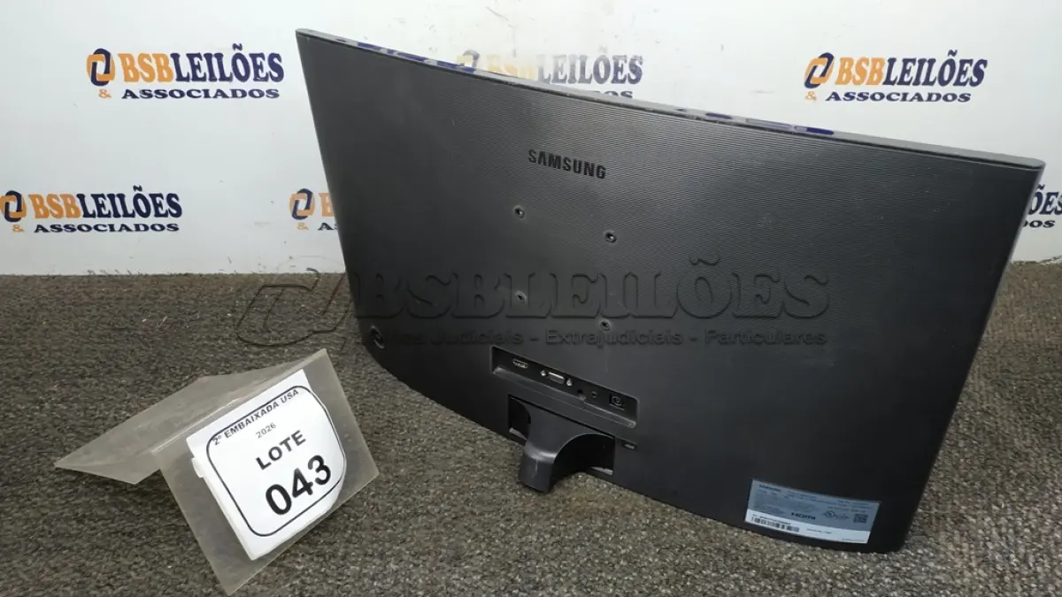 LOTE 043 - 01 MONITOR 24” TELA CURVA SEM PÉ MARCA SAMSUMG. (NO ESTADO EM QUE SE ENCONTRA. SUJEITO A AVARIAS OCULTAS/VISÍVEIS) AV9737U
