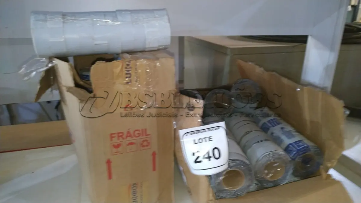 LOTE 240 - 01 CAIXA COM FITAS DUPLA FACE. (NO ESTADO) ATENÇÃO! FAZER A VISITAÇÃO ANTES DE ARREMATAR, NÃO SABEMOS SE FUNCIONA, LEILÃO NÃO TEM GARANTIA E NEM DEVOLUÇÃO, SUJEITO A POSSÍVEIS AVARIAS VISÍVEIS/OCULTAS E/OU 