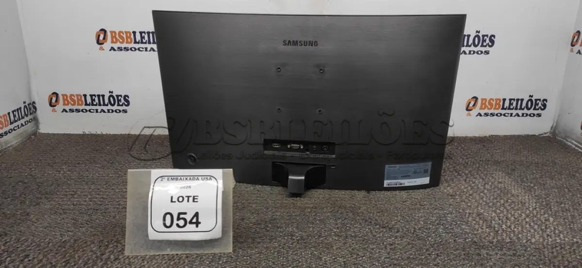 LOTE 054 - 01 MONITOR 24” TELA CURVA SEM PÉ MARCA SAMSUMG. (NO ESTADO EM QUE SE ENCONTRA. SUJEITO A AVARIAS OCULTAS/VISÍVEIS) AV9738R
