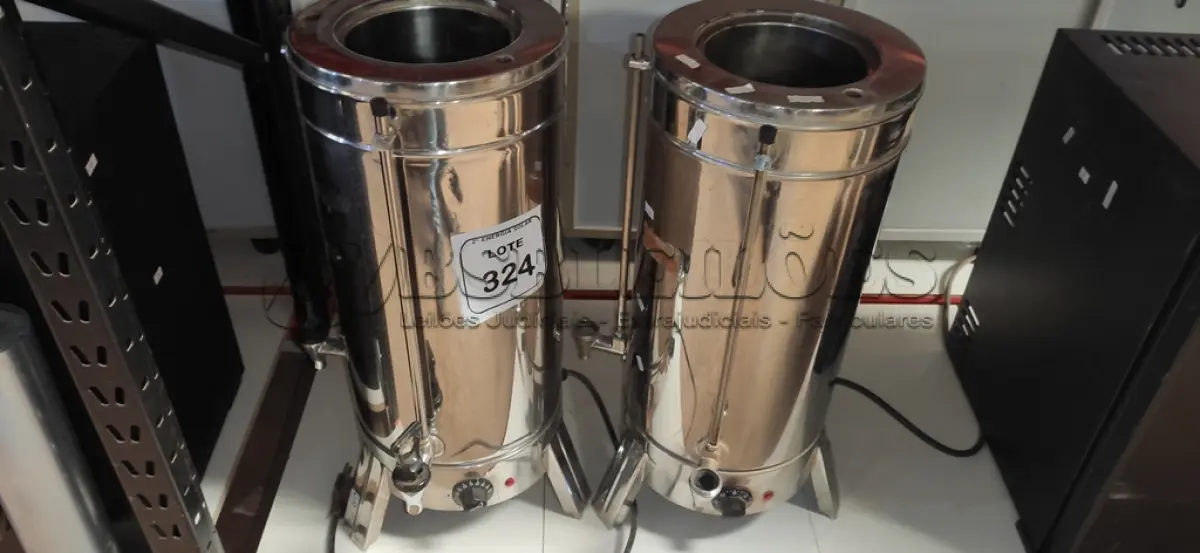 LOTE 324 - 02 CAFETEIRAS INDUSTRIAL MONARCHA. (NO ESTADO) ATENÇÃO! FAZER A VISITAÇÃO ANTES DE ARREMATAR, NÃO SABEMOS SE FUNCIONA, LEILÃO NÃO TEM GARANTIA E NEM DEVOLUÇÃO, SUJEITO A POSSÍVEIS AVARIAS VISÍVEIS/OCULTAS E/OU AUSÊNCIA DE COMPONENTES.