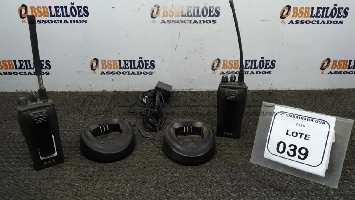 LOTE 039 - 02 RÁDIOS MOTOROLA HAND HELD DEP 450 UHF 403. (NO ESTADO EM QUE SE ENCONTRA. SUJEITO A AVARIAS OCULTAS/VISÍVEIS) BH1645J/ AV9489S