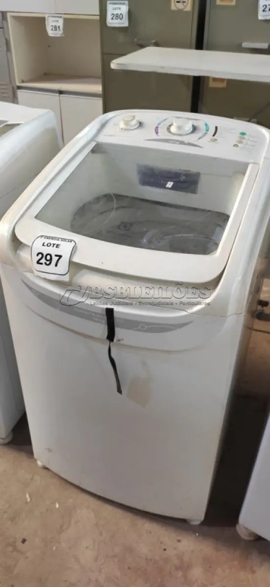 LOTE 297 - 01 MÁQUINA DE LAVAR ROUPAS ELECTROLUX 10 KG 220 VOLTS. (NO ESTADO) ATENÇÃO! FAZER A VISITAÇÃO ANTES DE ARREMATAR, NÃO SABEMOS SE FUNCIONA, LEILÃO NÃO TEM GARANTIA E NEM DEVOLUÇÃO, SUJEITO A POSSÍVEIS AVARIAS VISÍVEIS/OCULTAS E/OU AUSÊNCIA DE COMPONENTES.
