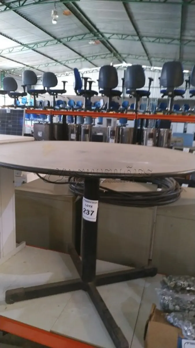 LOTE 237 - 01 MESA REDONDA EM MADEIRA COM PÉS EM FERRO. (NO ESTADO) ATENÇÃO! FAZER A VISITAÇÃO ANTES DE ARREMATAR, NÃO SABEMOS SE FUNCIONA, LEILÃO NÃO TEM GARANTIA E NEM DEVOLUÇÃO, SUJEITO A POSSÍVEIS AVARIAS VISÍVEIS/OCULTAS E/OU AUSÊNCIA DE COMPONENTES.