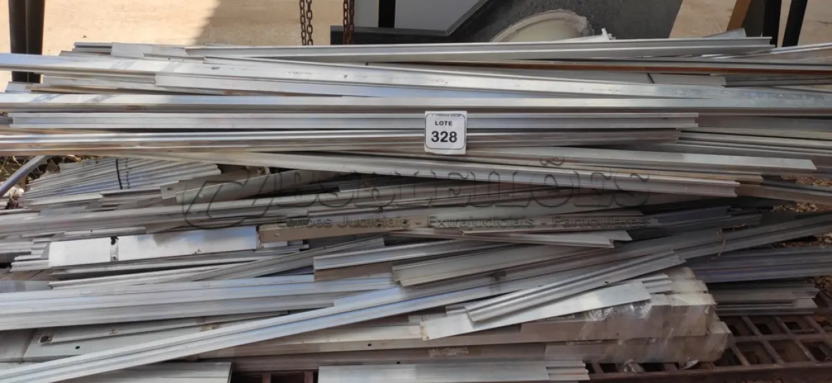 LOTE 328 - 01 LOTE COM PERFIS EM ALUMÍNIO. (NO ESTADO) ATENÇÃO! FAZER A VISITAÇÃO ANTES DE ARREMATAR, NÃO SABEMOS SE FUNCIONA, LEILÃO NÃO TEM GARANTIA E NEM DEVOLUÇÃO, SUJEITO A POSSÍVEIS AVARIAS VISÍVEIS/OCULTAS E/OU AUSÊNCIA DE COMPONENTES.