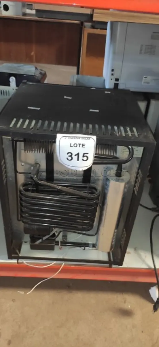LOTE 315 - 01 FRIGOBAR 50 LITROS DOMETIC. (NO ESTADO) ATENÇÃO! FAZER A VISITAÇÃO ANTES DE ARREMATAR, NÃO SABEMOS SE FUNCIONA, LEILÃO NÃO TEM GARANTIA E NEM DEVOLUÇÃO, SUJEITO A POSSÍVEIS AVARIAS VISÍVEIS/OCULTAS E/OU AUSÊNCIA DE COMPONENTES.