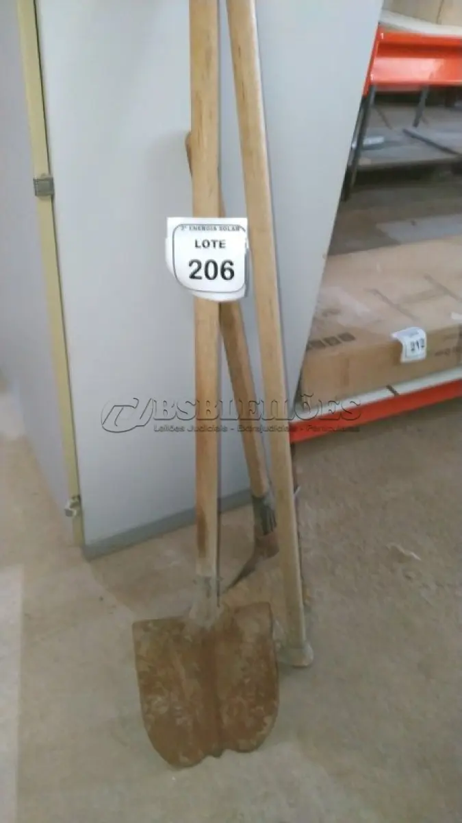 LOTE 206 - 01 PICARETA COM CABO, 01 PÁ COM CABO E 01 ENXADA COM CABO. (NO ESTADO) ATENÇÃO! FAZER A VISITAÇÃO ANTES DE ARREMATAR, NÃO SABEMOS SE FUNCIONA, LEILÃO NÃO TEM GARANTIA E NEM DEVOLUÇÃO, SUJEITO A POSSÍVEIS AVARIAS VISÍVEIS/OCULTAS E/OU AUSÊNCIA DE COMPONENTES.