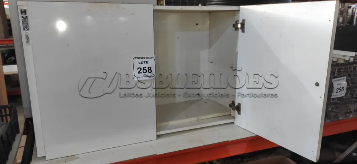 LOTE 258 - 01 ARMÁRIO EM MADEIRA PARA COZINHA. (NO ESTADO) ATENÇÃO! FAZER A VISITAÇÃO ANTES DE ARREMATAR, NÃO SABEMOS SE FUNCIONA, LEILÃO NÃO TEM GARANTIA E NEM DEVOLUÇÃO, SUJEITO A POSSÍVEIS AVARIAS VISÍVEIS/OCULTAS E/OU AUSÊNCIA DE COMPONENTES.