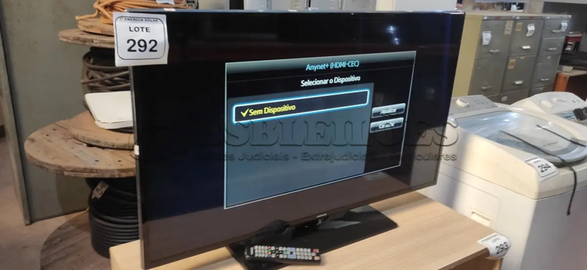 LOTE 292 - 01 TV 46” UM 46F6400 COM CONTROLE. (NO ESTADO) ATENÇÃO! FAZER A VISITAÇÃO ANTES DE ARREMATAR, NÃO SABEMOS SE FUNCIONA, LEILÃO NÃO TEM GARANTIA E NEM DEVOLUÇÃO, SUJEITO A POSSÍVEIS AVARIAS VISÍVEIS/OCULTAS E/OU AUSÊNCIA DE COMPONENTES.