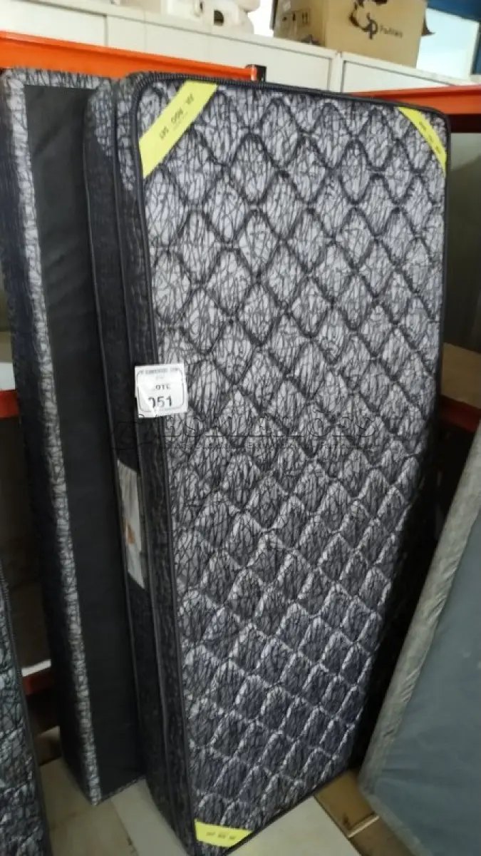 LOTE 051 - 01 COLCHÃO DE SOLTEIRO COM BASE 1,88CM X 88CM. (NO ESTADO EM QUE SE ENCONTRA. SUJEITO A AVARIAS OCULTAS/VISÍVEIS) BJ7215R