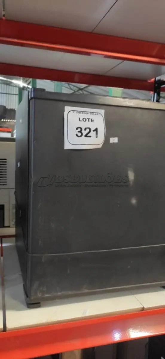 LOTE 321 - 01 FRIGOBAR 50 LITROS DOMETIC. (NO ESTADO) ATENÇÃO! FAZER A VISITAÇÃO ANTES DE ARREMATAR, NÃO SABEMOS SE FUNCIONA, LEILÃO NÃO TEM GARANTIA E NEM DEVOLUÇÃO, SUJEITO A POSSÍVEIS AVARIAS VISÍVEIS/OCULTAS E/OU AUSÊNCIA DE COMPONENTES.