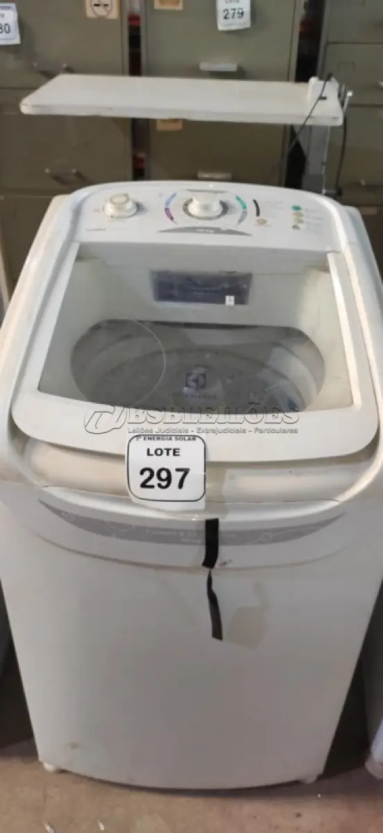 LOTE 297 - 01 MÁQUINA DE LAVAR ROUPAS ELECTROLUX 10 KG 220 VOLTS. (NO ESTADO) ATENÇÃO! FAZER A VISITAÇÃO ANTES DE ARREMATAR, NÃO SABEMOS SE FUNCIONA, LEILÃO NÃO TEM GARANTIA E NEM DEVOLUÇÃO, SUJEITO A POSSÍVEIS AVARIAS VISÍVEIS/OCULTAS E/OU AUSÊNCIA DE COMPONENTES.