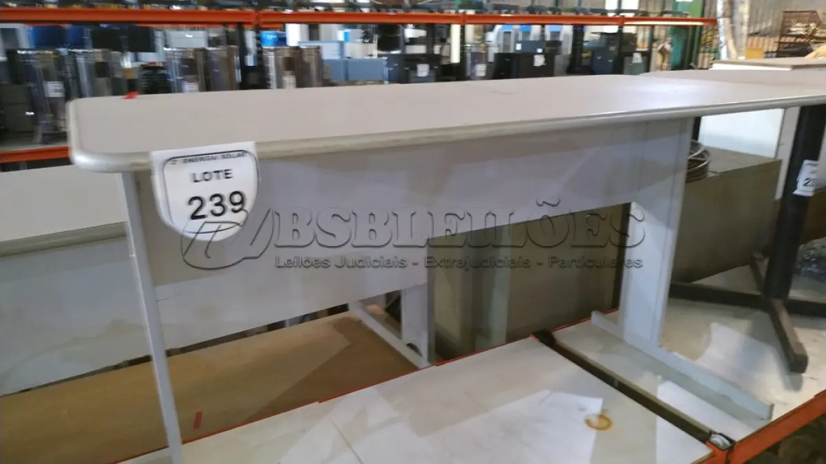 LOTE 239 - 01 MESA EM MADEIRA COM PÉS EM FERRO PARA ESCRITÓRIO. (NO ESTADO) ATENÇÃO! FAZER A VISITAÇÃO ANTES DE ARREMATAR, NÃO SABEMOS SE FUNCIONA, LEILÃO NÃO TEM GARANTIA E NEM DEVOLUÇÃO, SUJEITO A POSSÍVEIS AVARIAS VISÍVEIS/OCULTAS E/OU AUSÊNCIA DE COMPONENTES.