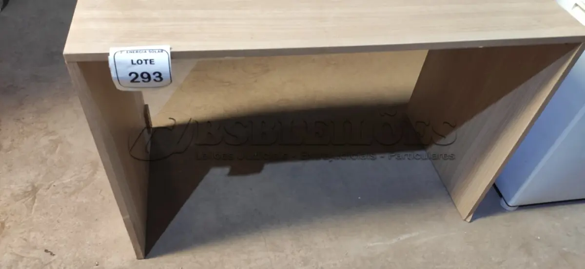 LOTE 293 - 01 MESA EM MADEIRA PARA ESCRITÓRIO. (NO ESTADO) ATENÇÃO! FAZER A VISITAÇÃO ANTES DE ARREMATAR, NÃO SABEMOS SE FUNCIONA, LEILÃO NÃO TEM GARANTIA E NEM DEVOLUÇÃO, SUJEITO A POSSÍVEIS AVARIAS VISÍVEIS/OCULTAS E/OU AUSÊNCIA DE COMPONENTES.