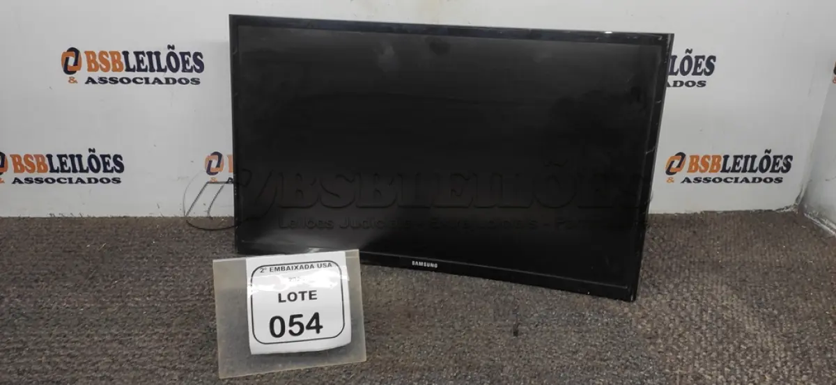 LOTE 054 - 01 MONITOR 24” TELA CURVA SEM PÉ MARCA SAMSUMG. (NO ESTADO EM QUE SE ENCONTRA. SUJEITO A AVARIAS OCULTAS/VISÍVEIS) AV9738R