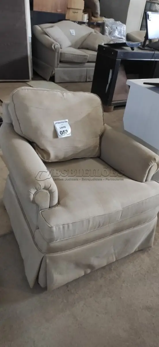 LOTE 053 - 01 POLTRONA. (NO ESTADO EM QUE SE ENCONTRA. SUJEITO A AVARIAS OCULTAS/VISÍVEIS) AV9982D