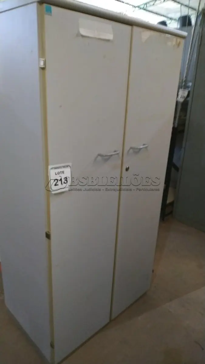 LOTE 213 - 01 ARMÁRIO EM MADEIRA 02 PORTAS COM 01 PRATELEIRA E 01 GAVETA PARA PASTA SUSPENSA. (NO ESTADO) ATENÇÃO! FAZER A VISITAÇÃO ANTES DE ARREMATAR, NÃO SABEMOS SE FUNCIONA, LEILÃO NÃO TEM GARANTIA E NEM DEVOLUÇÃO, SUJEITO A POSSÍVEIS AVARIAS VISÍVEIS/OCULTAS E/OU AUSÊNCIA DE COMPONENTES.