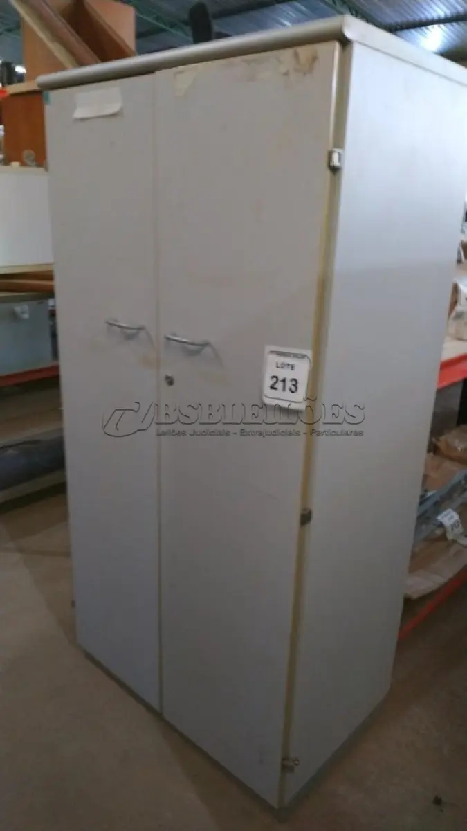 LOTE 213 - 01 ARMÁRIO EM MADEIRA 02 PORTAS COM 01 PRATELEIRA E 01 GAVETA PARA PASTA SUSPENSA. (NO ESTADO) ATENÇÃO! FAZER A VISITAÇÃO ANTES DE ARREMATAR, NÃO SABEMOS SE FUNCIONA, LEILÃO NÃO TEM GARANTIA E NEM DEVOLUÇÃO, SUJEITO A POSSÍVEIS AVARIAS VISÍVEIS/OCULTAS E/OU AUSÊNCIA DE COMPONENTES.