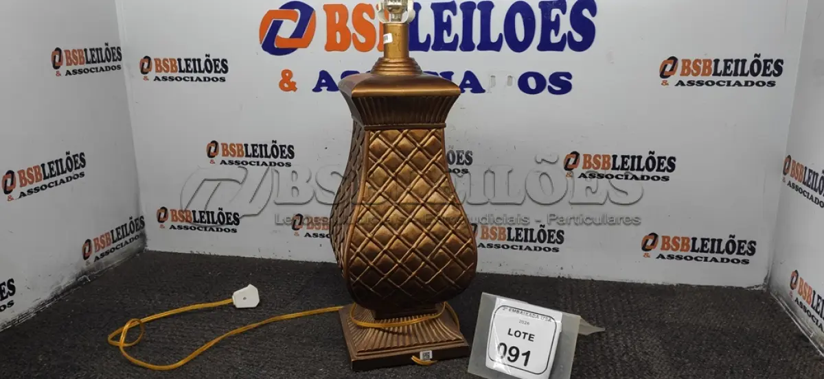LOTE 091 - 01 ABAJUR. (NO ESTADO EM QUE SE ENCONTRA. SUJEITO A AVARIAS OCULTAS/VISÍVEIS.) BF8693L