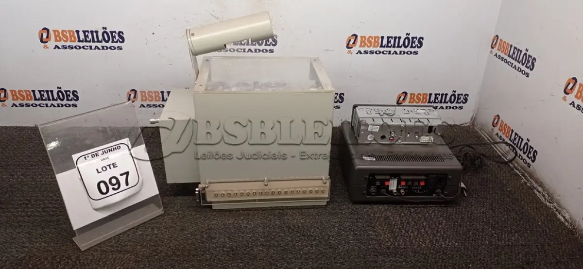 LOTE 097 - 01 CAIXA DE CONDICIONAMENTO ANIMAL MODELO EP-102 COM PAINEL DE CONTROLE MODELO CS 0199 110V, 01 APARELHO DE SOM AUTOMOTIVO E 01 RECEIVER MODELO FR 900 MARCA FRAHM. (NO ESTADO) ATENÇÃO! FAZER A VISITAÇÃO ANTES DE ARREMATAR, NÃO SABEMOS SE FUNCIONA, LEILÃO NÃO TEM GARANTIA E NEM DEVOLUÇÃO, SUJEITO A POSSÍVEIS AVARIAS VISÍVEIS/OCULTAS E/OU AUSÊNCIA DE COMPONENTES.