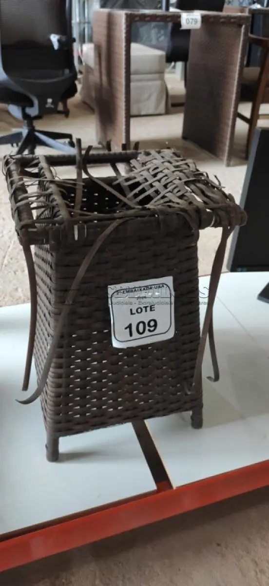 LOTE 109 - 01 MESA DE CANTO DE JARDIM. (NO ESTADO EM QUE SE ENCONTRA. SUJEITO A AVARIAS OCULTAS/VISÍVEIS.) BH1580J