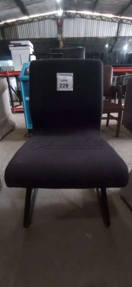 LOTE 228 - 01 CADEIRA DE ESCRITÓRIO NA COR PRETA. (NO ESTADO EM QUE SE ENCONTRA. SUJEITO A AVARIAS OCULTAS/VISÍVEIS.)