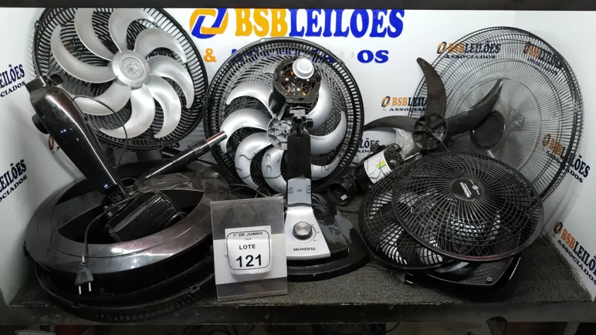 LOTE 121 - 03 VENTILADORES 220V MARCA MONDIAL DESMONTADOS INCOMPLETOS. (NO ESTADO) ATENÇÃO! FAZER A VISITAÇÃO ANTES DE ARREMATAR, NÃO SABEMOS SE FUNCIONA, LEILÃO NÃO TEM GARANTIA E NEM DEVOLUÇÃO, SUJEITO A POSSÍVEIS AVARIAS VISÍVEIS/OCULTAS E/OU AUSÊNCIA DE COMPONENTES.