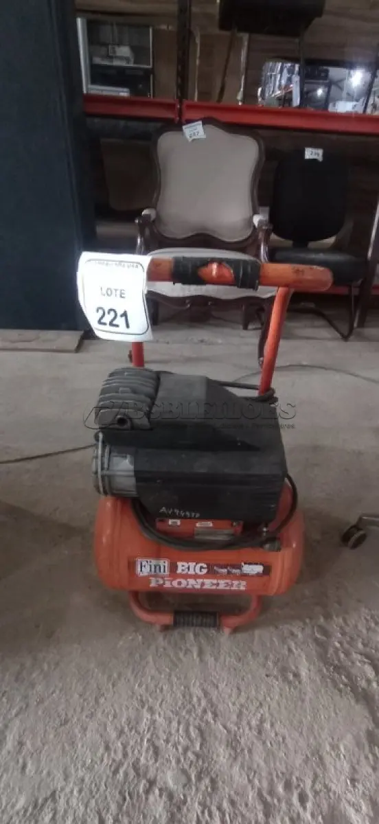 LOTE 221 - 01 COMPRESSOR DE AR. (NO ESTADO EM QUE SE ENCONTRA. SUJEITO A AVARIAS OCULTAS/VISÍVEIS.) AV9497P