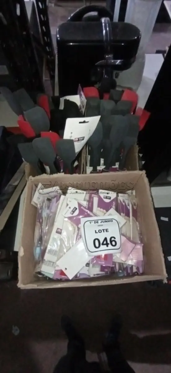 LOTE 046 - 01 LOTE COM GRANDE QUANTIDADE DE PINCÉIS E ESPÁTULAS DE SILICONE. (NO ESTADO) ATENÇÃO! FAZER A VISITAÇÃO ANTES DE ARREMATAR, NÃO SABEMOS SE FUNCIONA, LEILÃO NÃO TEM GARANTIA E NEM DEVOLUÇÃO, SUJEITO A POSSÍVEIS AVARIAS VISÍVEIS/OCULTAS E/OU AUSÊNCIA DE COMPONENTES.