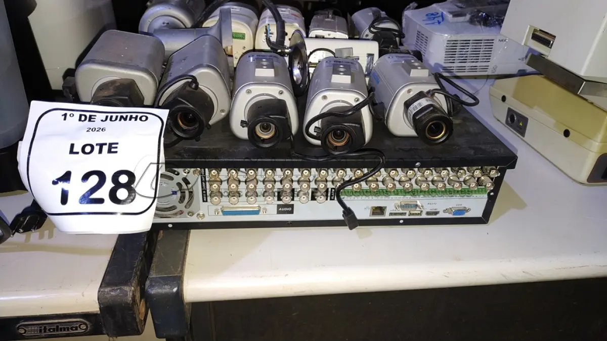 LOTE 128 - 15 CÂMERAS DE SEGURANÇA DE MARCAS E MODELOS DIVERSOS E 01 DVR MODELO VD 16M 480 MARCA INTELBRAS. (NO ESTADO) ATENÇÃO! FAZER A VISITAÇÃO ANTES DE ARREMATAR, NÃO SABEMOS SE FUNCIONA, LEILÃO NÃO TEM GARANTIA E NEM DEVOLUÇÃO, SUJEITO A POSSÍVEIS AVARIAS VISÍVEIS/OCULTAS E/OU AUSÊNCIA DE COMPONENTES.