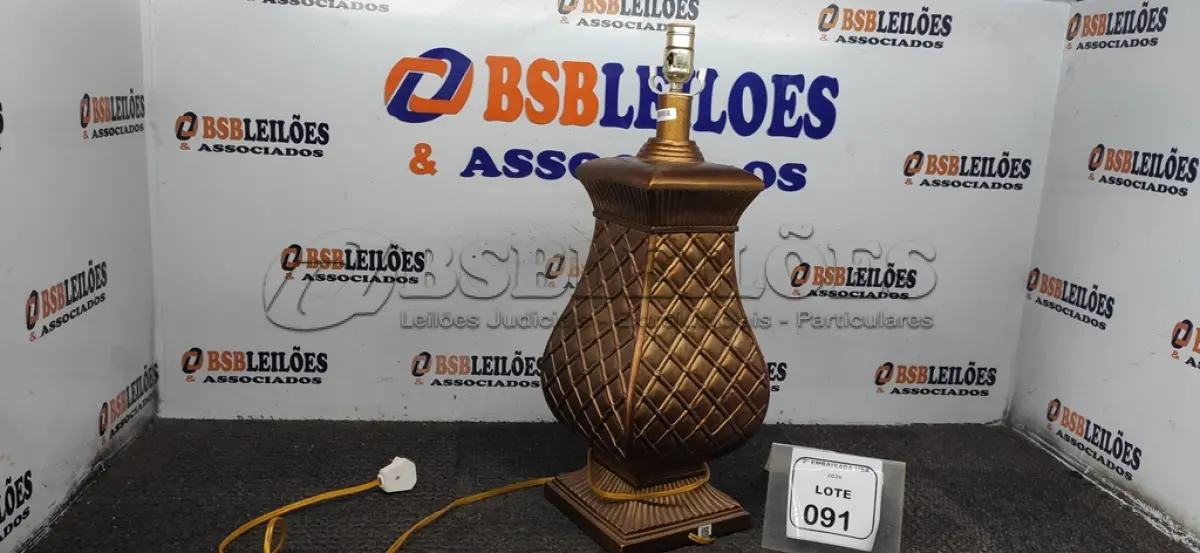 LOTE 091 - 01 ABAJUR. (NO ESTADO EM QUE SE ENCONTRA. SUJEITO A AVARIAS OCULTAS/VISÍVEIS.) BF8693L