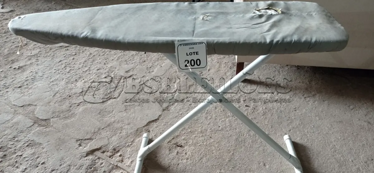LOTE 200 - 01 TÁBUA DE PASSAR ROUPAS. (NO ESTADO EM QUE SE ENCONTRA. SUJEITO A AVARIAS OCULTAS/VISÍVEIS.)