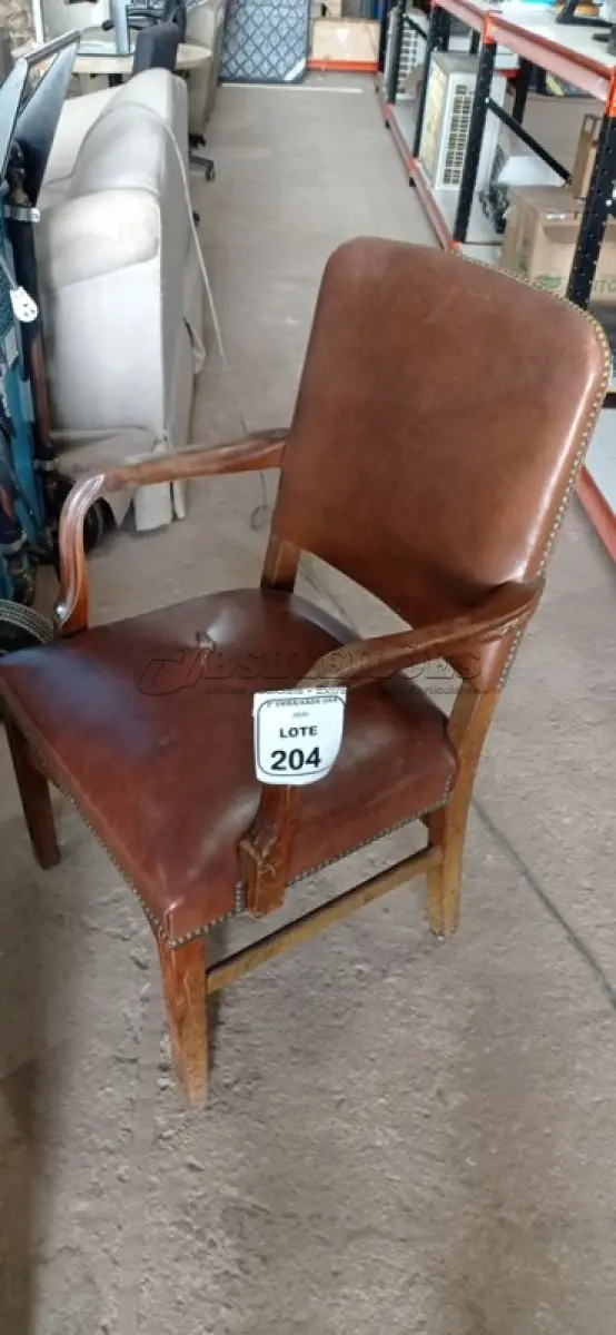 LOTE 204 - 01 CADEIRA ANTIGA DE ESCRITÓRIO. (NO ESTADO EM QUE SE ENCONTRA. SUJEITO A AVARIAS OCULTAS/VISÍVEIS.)