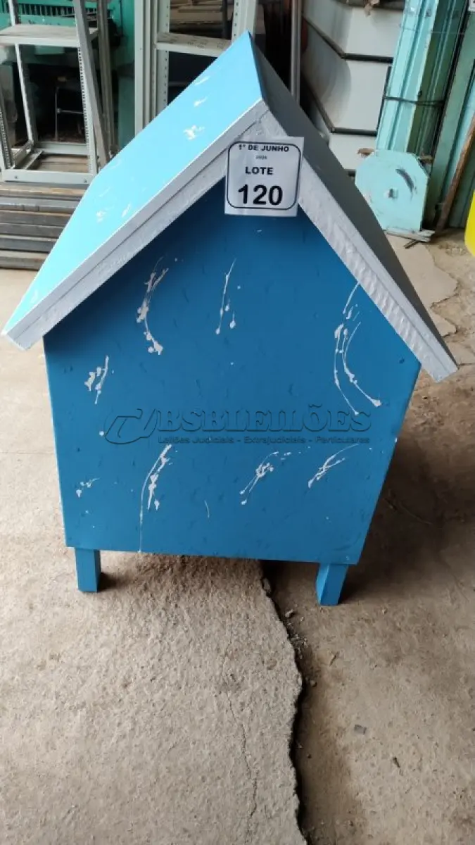 LOTE 120 - 01 CASA PARA PETS EM MADEIRA. (NO ESTADO) ATENÇÃO! FAZER A VISITAÇÃO ANTES DE ARREMATAR, NÃO SABEMOS SE FUNCIONA, LEILÃO NÃO TEM GARANTIA E NEM DEVOLUÇÃO, SUJEITO A POSSÍVEIS AVARIAS VISÍVEIS/OCULTAS E/OU AUSÊNCIA DE COMPONENTES.
