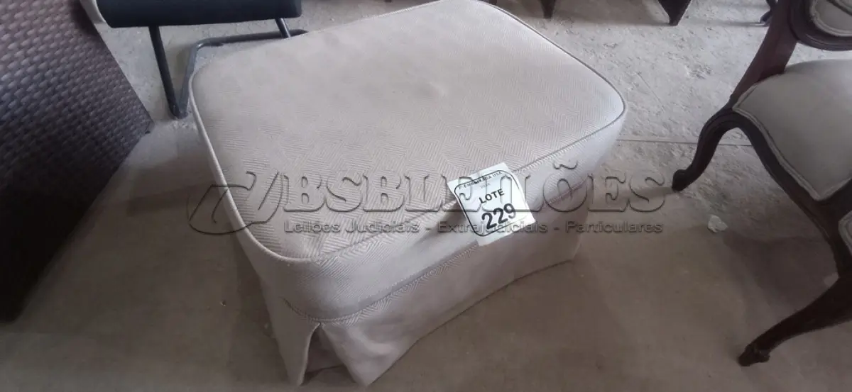LOTE 229 - 01 PUFF/OTTOMAN. (NO ESTADO EM QUE SE ENCONTRA. SUJEITO A AVARIAS OCULTAS/VISÍVEIS.) AU1950N