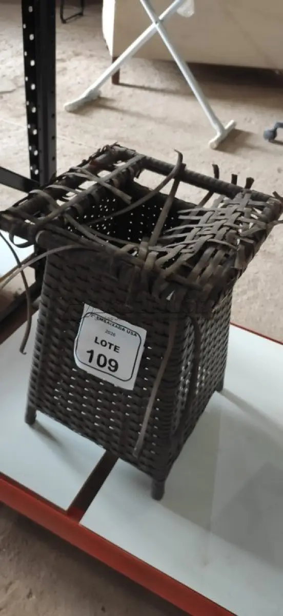 LOTE 109 - 01 MESA DE CANTO DE JARDIM. (NO ESTADO EM QUE SE ENCONTRA. SUJEITO A AVARIAS OCULTAS/VISÍVEIS.) BH1580J