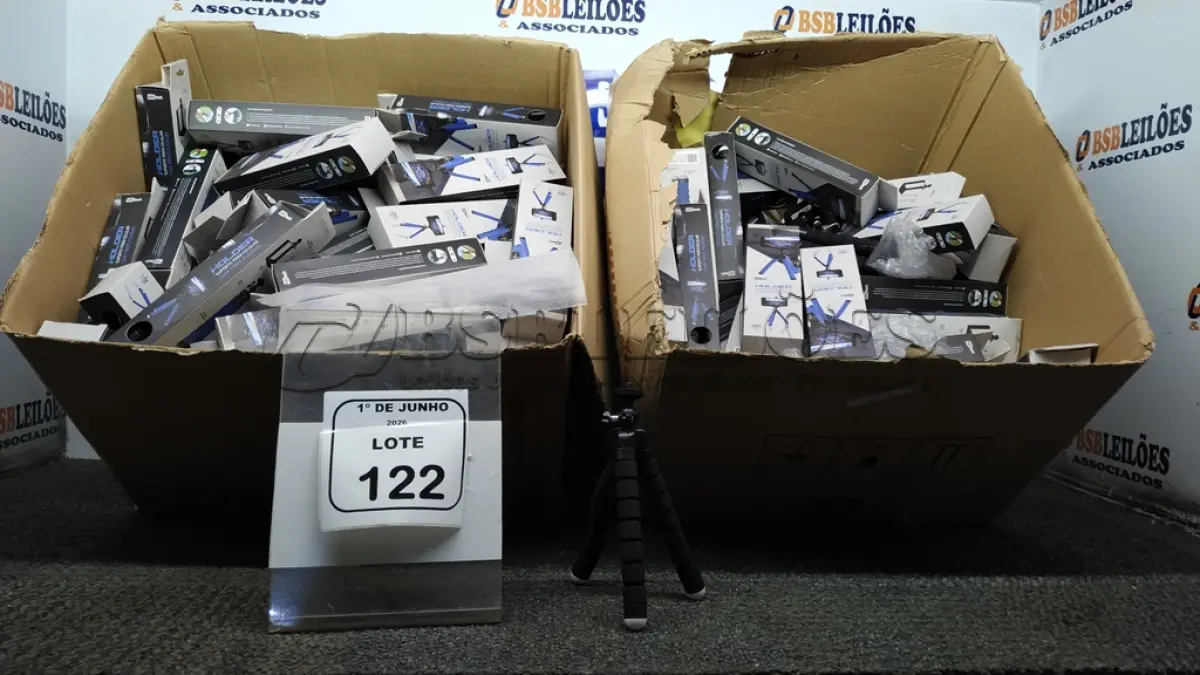 LOTE 122 - 01 LOTE COM GRANDE QUANTIDADE DE TRIPÉS PARA CELULAR. (NO ESTADO) ATENÇÃO! FAZER A VISITAÇÃO ANTES DE ARREMATAR, NÃO SABEMOS SE FUNCIONA, LEILÃO NÃO TEM GARANTIA E NEM DEVOLUÇÃO, SUJEITO A POSSÍVEIS AVARIAS VISÍVEIS/OCULTAS E/OU AUSÊNCIA DE COMPONENTES.
