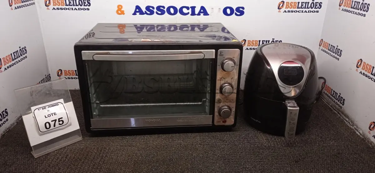 LOTE 075 - 01 FORNO 52L MODELO GRAND FAMILLY MARCA MONDIAL 01 AIR FRYER MARCA MONDIAL. (NO ESTADO) ATENÇÃO! FAZER A VISITAÇÃO ANTES DE ARREMATAR, NÃO SABEMOS SE FUNCIONA, LEILÃO NÃO TEM GARANTIA E NEM DEVOLUÇÃO, SUJEITO A POSSÍVEIS AVARIAS VISÍVEIS/OCULTAS E/OU AUSÊNCIA DE COMPONENTES.