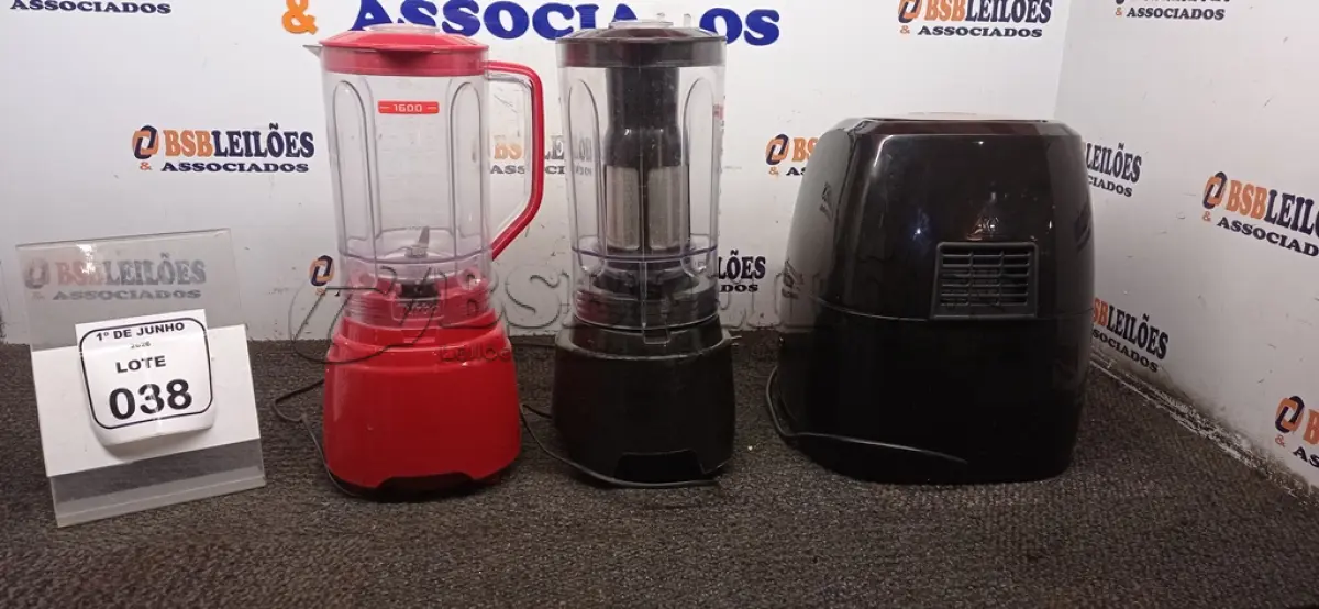 LOTE 038 - 01 AIR FRYER 5L MARCA MONDIAL E 02 LIQUIDIFICADORES 220V MARCA MONDIAL. (NO ESTADO) ATENÇÃO! FAZER A VISITAÇÃO ANTES DE ARREMATAR, NÃO SABEMOS SE FUNCIONA, LEILÃO NÃO TEM GARANTIA E NEM DEVOLUÇÃO, SUJEITO A POSSÍVEIS AVARIAS VISÍVEIS/OCULTAS E/OU AUSÊNCIA DE COMPONENTES.