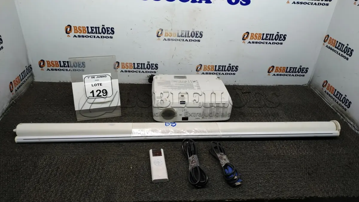 LOTE 129 - 01 PROJETOR COM CABOS CONTROLE MARCA NEC E 01 TELA DE PROJEÇÃO. (NO ESTADO) ATENÇÃO! FAZER A VISITAÇÃO ANTES DE ARREMATAR, NÃO SABEMOS SE FUNCIONA, LEILÃO NÃO TEM GARANTIA E NEM DEVOLUÇÃO, SUJEITO A POSSÍVEIS AVARIAS VISÍVEIS/OCULTAS E/OU AUSÊNCIA DE COMPONENTES.