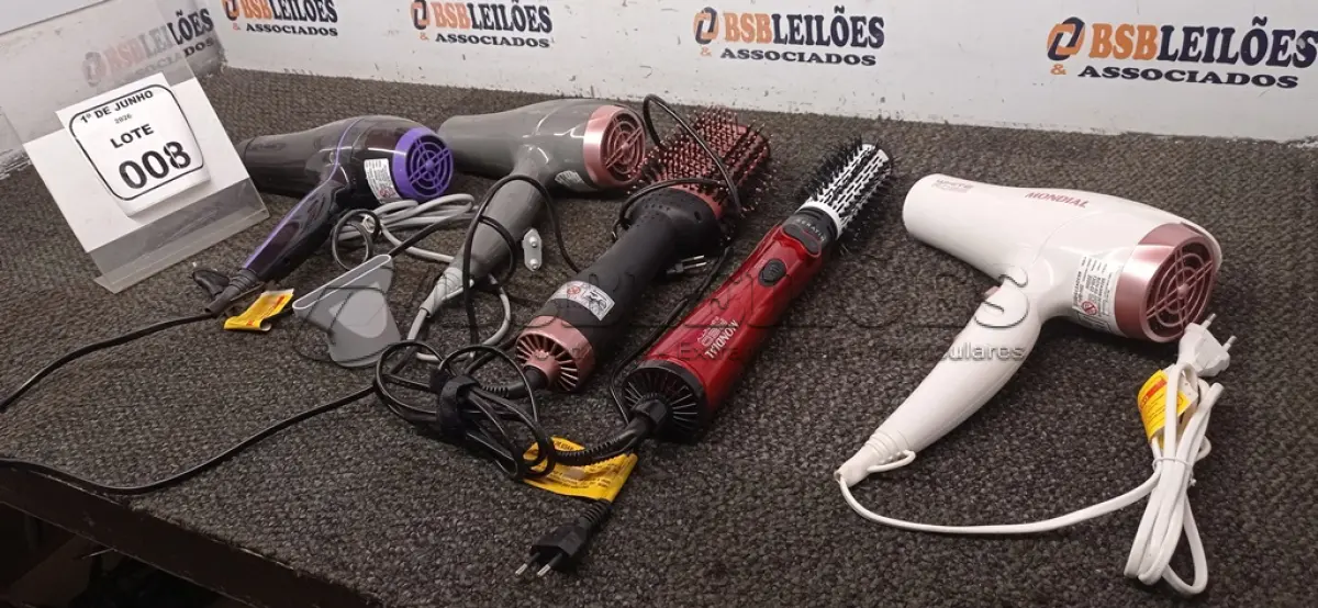 LOTE 008 - 03 SECADORES DE CABELO 220V E 02 ESCOVAS DE CABELO ELÉTRICAS 220V MARCA MONIDAL. (NO ESTADO) ATENÇÃO! FAZER A VISITAÇÃO ANTES DE ARREMATAR, NÃO SABEMOS SE FUNCIONA, LEILÃO NÃO TEM GARANTIA E NEM DEVOLUÇÃO, SUJEITO A POSSÍVEIS AVARIAS VISÍVEIS/OCULTAS E/OU AUSÊNCIA DE COMPONENTES.