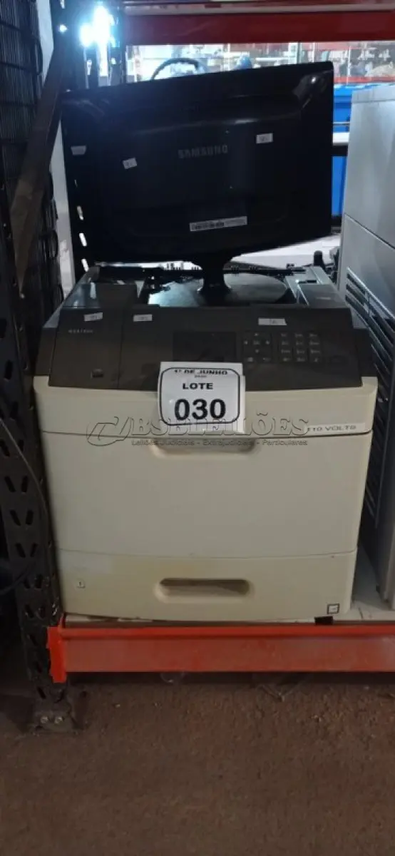 LOTE 030 - 01 IMPRESSORA MODELO MS810DN MARCA LEXMARK E 01 MONITOR MARCA SAMSUNG. (NO ESTADO) ATENÇÃO! FAZER A VISITAÇÃO ANTES DE ARREMATAR, NÃO SABEMOS SE FUNCIONA, LEILÃO NÃO TEM GARANTIA E NEM DEVOLUÇÃO, SUJEITO A POSSÍVEIS AVARIAS VISÍVEIS/OCULTAS E/OU AUSÊNCIA DE COMPONENTES.