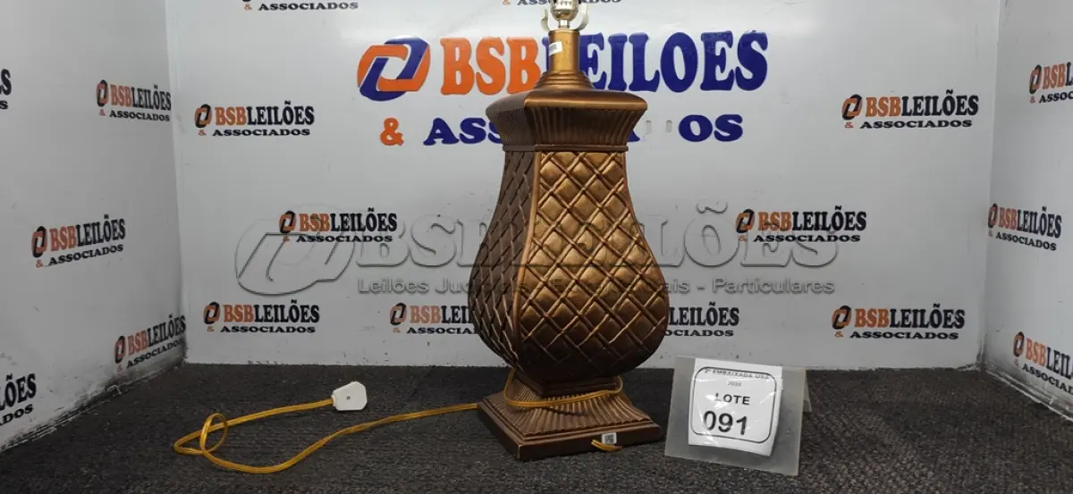 LOTE 091 - 01 ABAJUR. (NO ESTADO EM QUE SE ENCONTRA. SUJEITO A AVARIAS OCULTAS/VISÍVEIS.) BF8693L