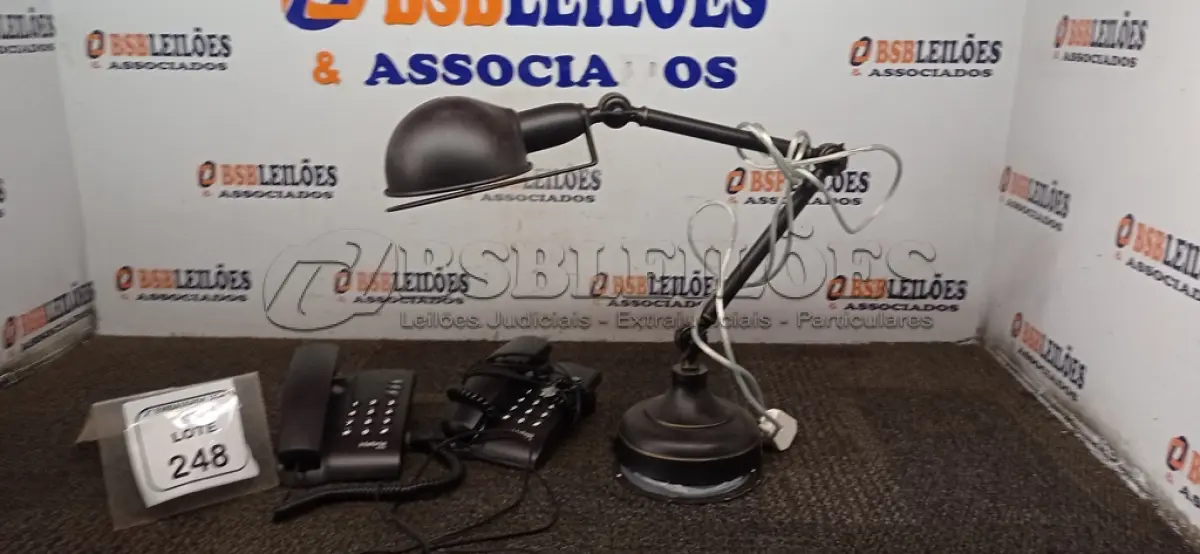 LOTE 248 - 01 ABAJUR DE ESCRITÓRIO COR PRETO. NO ESTADO EM QUE SE ENCONTRA. SUJEITO A AVARIAS OCULTAS/VISÍVEIS.) BJ7476N