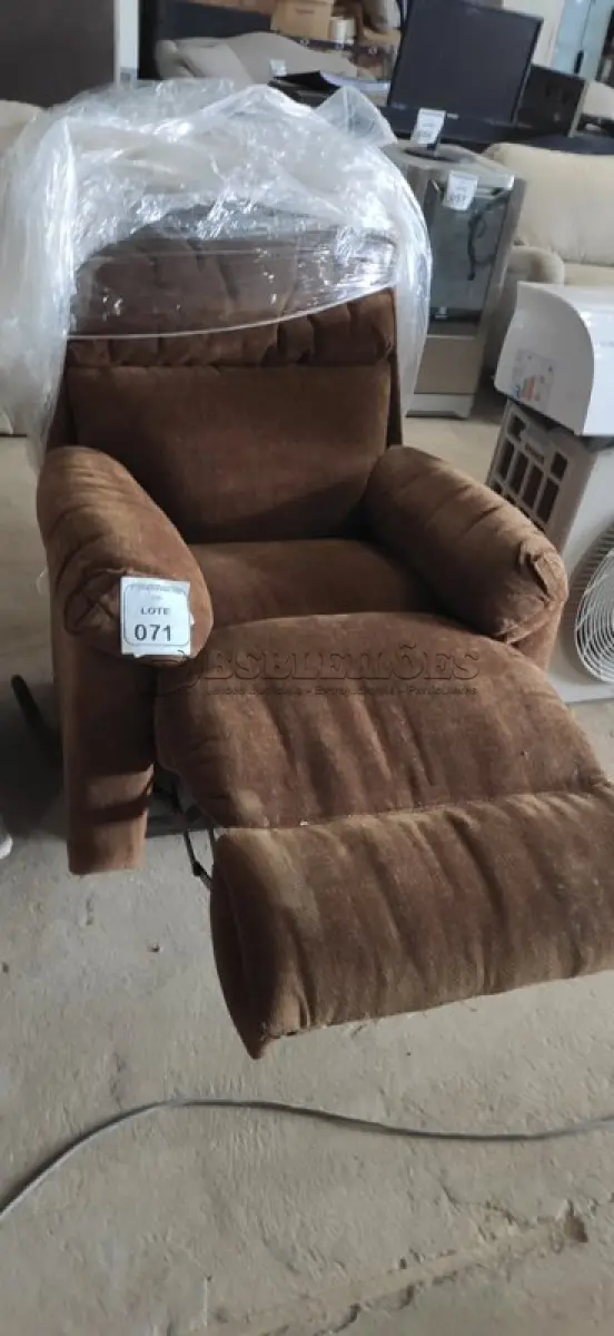 LOTE 071 - 01 POLTRONA (RECLINER). (NO ESTADO EM QUE SE ENCONTRA. SUJEITO A AVARIAS OCULTAS/VISÍVEIS) AU1944X